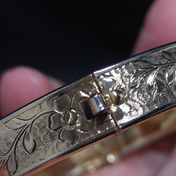 Vintage Floral Porcelain Hinged Bracelet, Repousse Gold Plated, 1950s - Picture 4 of 10